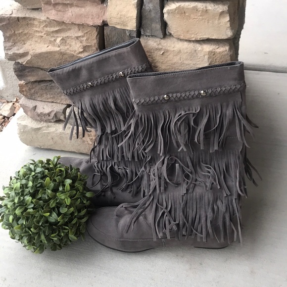 SOLD Boots Fringe Gray/Like New Size 8 - Picture 3 of 5
